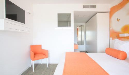 Suite with Terrace and Pool View