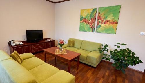 Apartment with Garden View