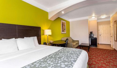 1 King Bed, Deluxe Mobility/Hearing Impaired Accessible Suite, Non Smoking