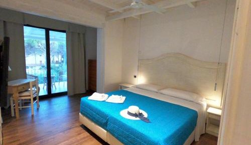 Double or Twin Room with Sea View