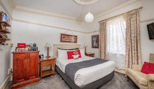 Junior Queen Room with Bath/Shower