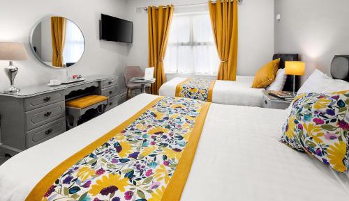 Deluxe Double Room (2 Adults + 1 Child)
