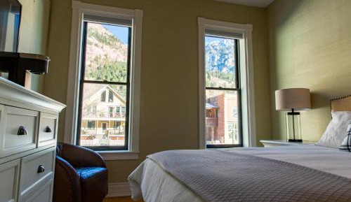Deluxe Queen Room