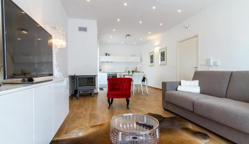 Deluxe Apartment with Balcony and Sea View