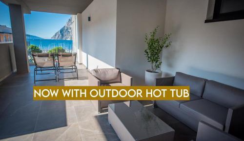 Suite with Steam Bath, Hot Tub and Lake View