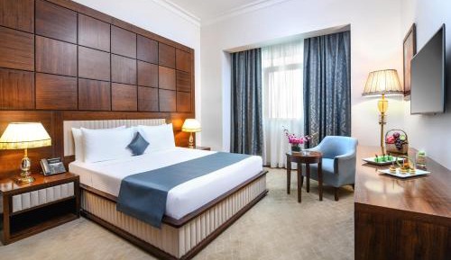 Standard Queen Room with Pool View