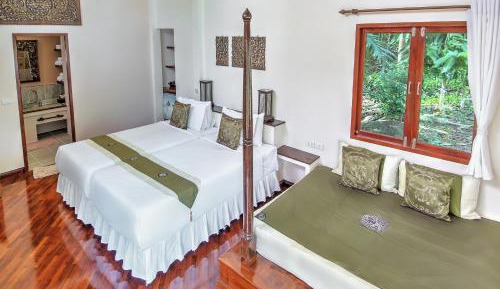 Twin Bed Bungalow with Garden View