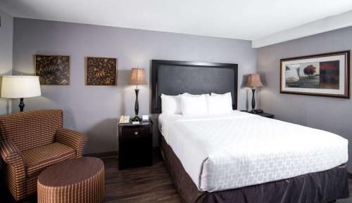 King Suite - Non-Smoking