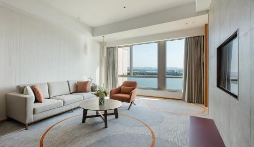 One-Bedroom Suite Landmark Lake View