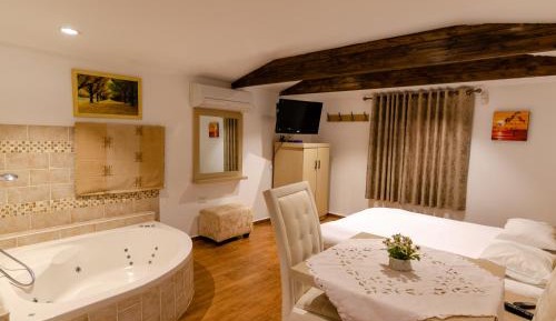King Room with Spa Bath