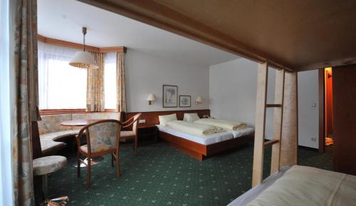 Sextuple Room with Balcony