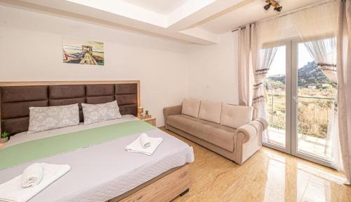 Apartment with Lake View