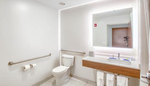 Queen Room with Two Queen Beds - Disability Access with Bath Tub