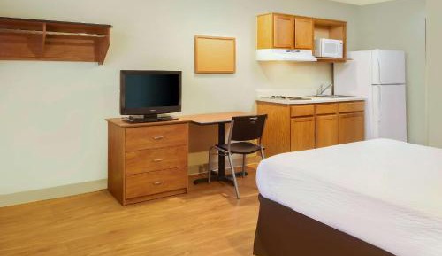 Efficiency Queen Suite - Accessible/Non Smoking