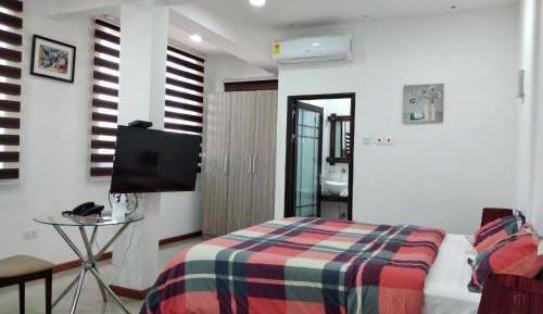 Deluxe Queen Suite