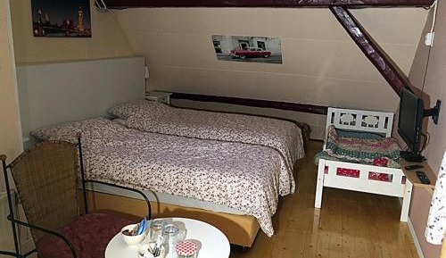 Twin Room with Private External Bathroom
