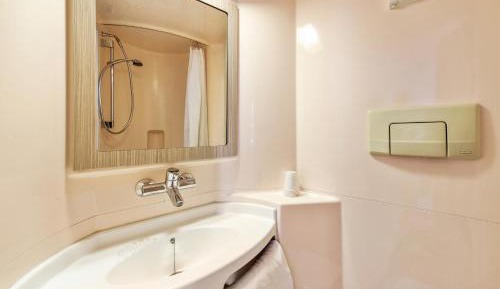 Triple Room (1 Double Bed + 1 Single Bed)