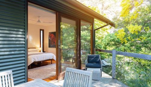 Deluxe Queen Apartment with Balcony
