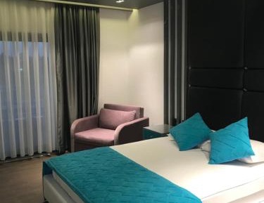 Deluxe Double Room (2 Adults + 1 Child)