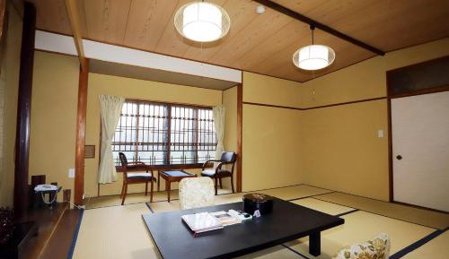 Japanese Style Room with Shared Bathroom and Private Toilet 2-4 adult 