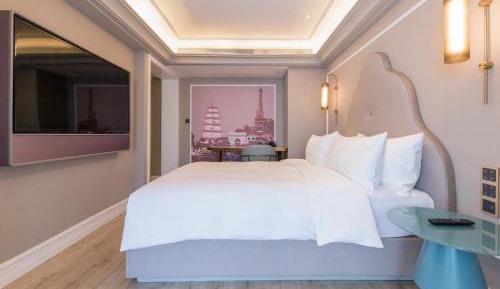 Deluxe King Room