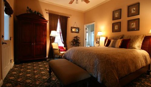 Queen Suite with Spa Bath