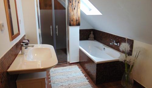 Basic Triple Room with Shared Bathroom