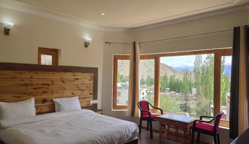 Deluxe Double or Twin Room with Mountain View