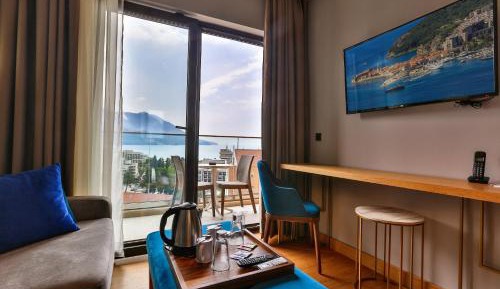 One-Bedroom Apartment with Sea View