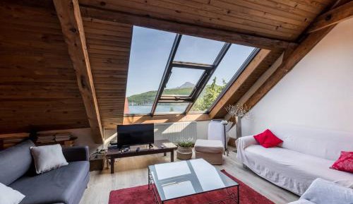 Apartment with Lake View