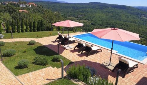 Apartment with Pool View 