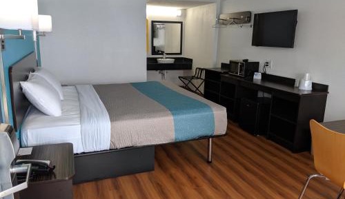 King Room with Roll-in Shower - Disability Access - Non-Smoking