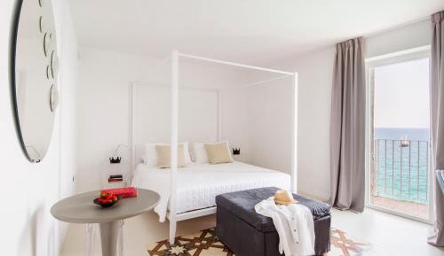 Deluxe Double Room with Balcony and Sea View