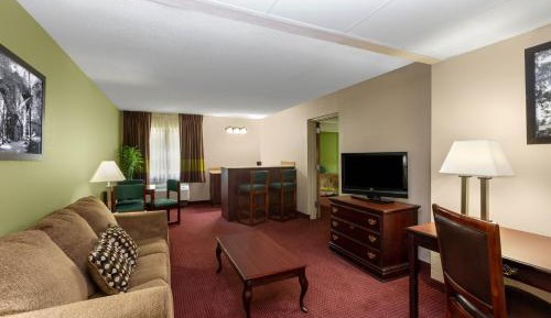King Suite with Jetted Tub and Pool Area - Non-Smoking