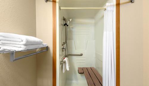 Deluxe King Room - Mobility Access/Non-Smoking