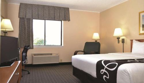 Double Room with Bath Tub - Mobility Accessible/Non-Smoking