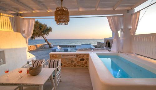 Elegant Suite with outdoor private hot tub & beach front 