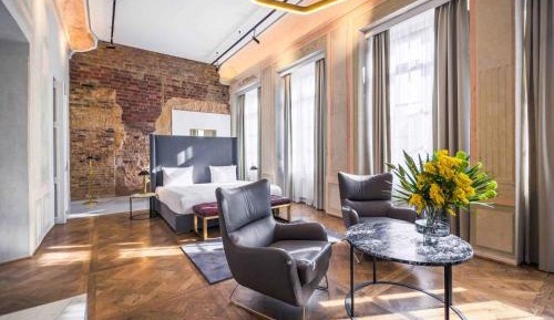 Town Hall Signature suite