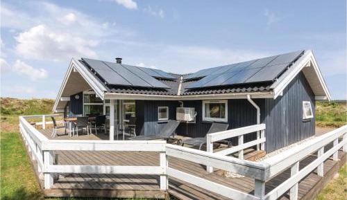 Three-Bedroom Holiday Home 