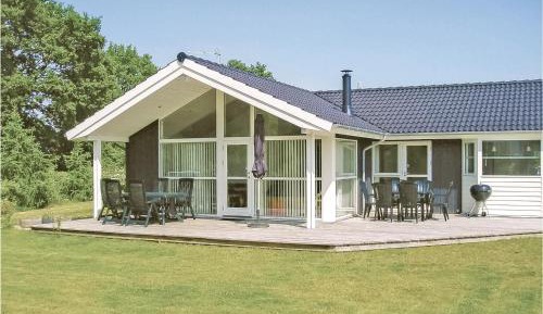 Three-Bedroom Holiday Home 