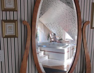 Deluxe Queen Suite