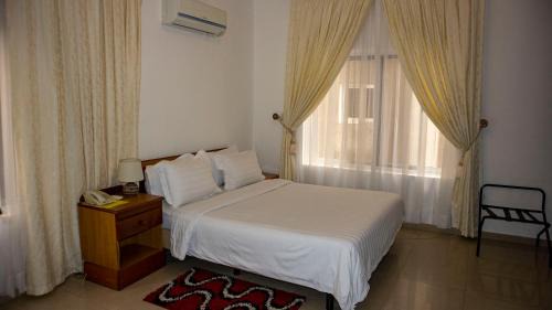 Standard Queen Room