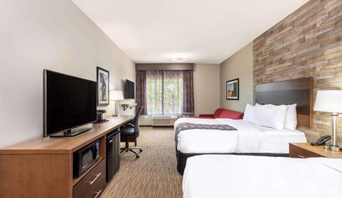 Queen Room with Two Queen Beds and Bath Tub with Grab Bars - Mobility Accessible/Non-Smoking