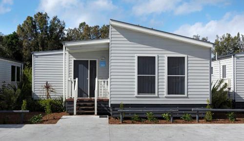 Deluxe Lakeside 2 Bedroom - Sleeps 6