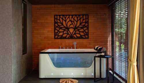 Deluxe Honeymoon Suite