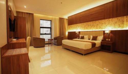 Queen Suite with Spa Bath