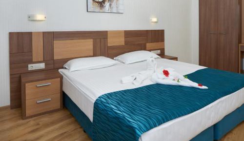One-Bedroom Suite with Balcony and Park View