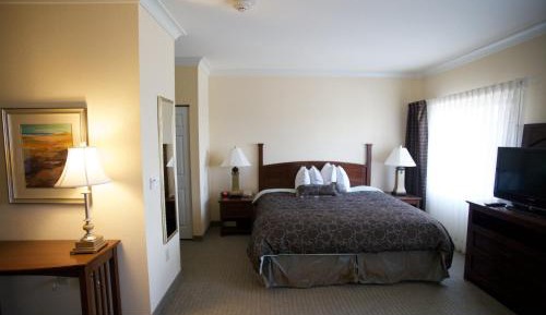 Deluxe Suite - Mobility Accessible - Non-Smoking