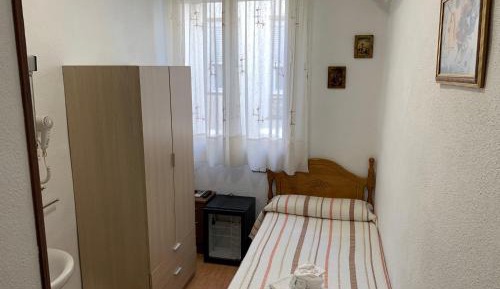 Single Room with Shared Toilet