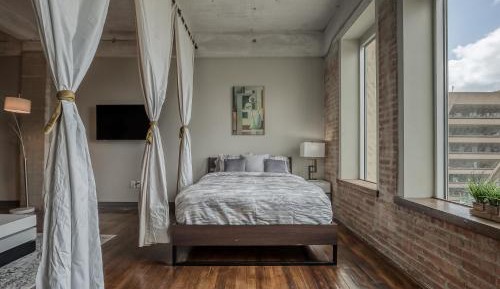 Modern 2BR Loft|Pool+Views+Gym+Valet